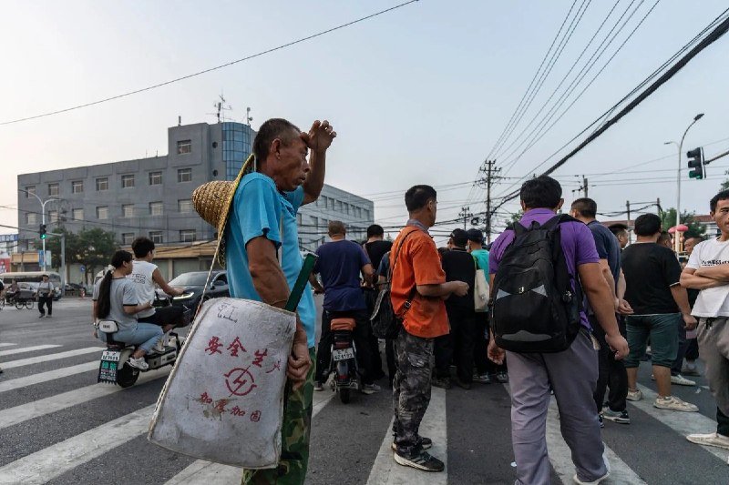 机器人进厂，工人睡公园：中国“最富县”的产业升级7月11日，据《纽约时报》，报道，曾生产全球约三分之一笔记本电脑、连续20多年位居中国“最强县”前列的江苏昆山，如今出现大批失业工人聚集公园等待日结工作，部分人找不到活，只能睡在长椅、帐篷和灌木丛旁