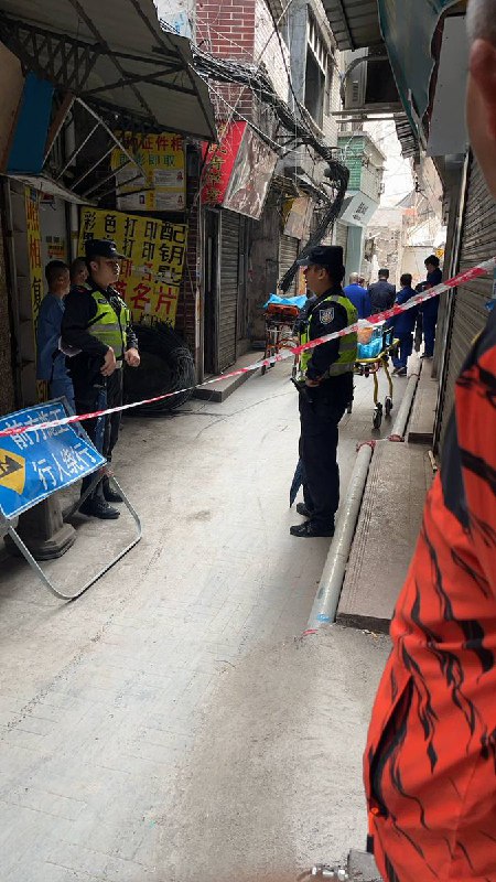 网友投稿：3月7日下午两时许，广州三元里村拆迁未做好安全措施，导致1人轻伤1人被埋，村内始建明代嘉靖三十年（1551年）的李氏大宗祠受到严重损毁