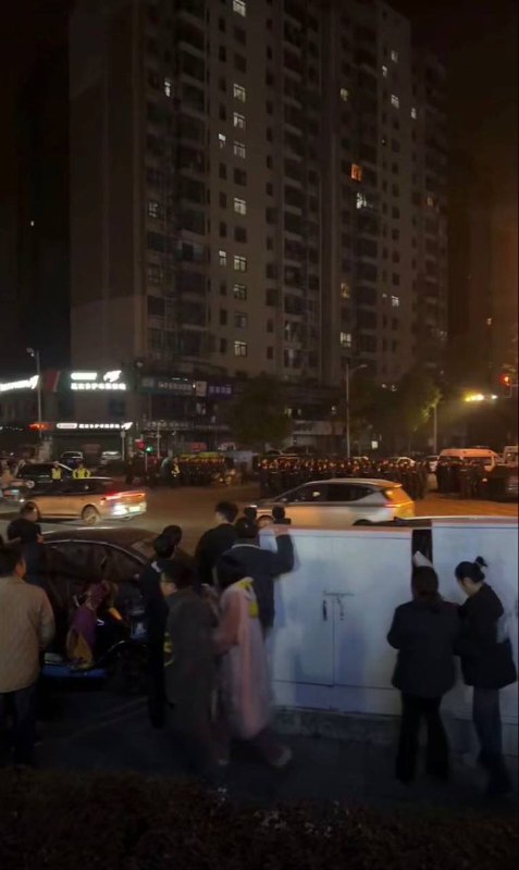 此刻，大批警力正在集结