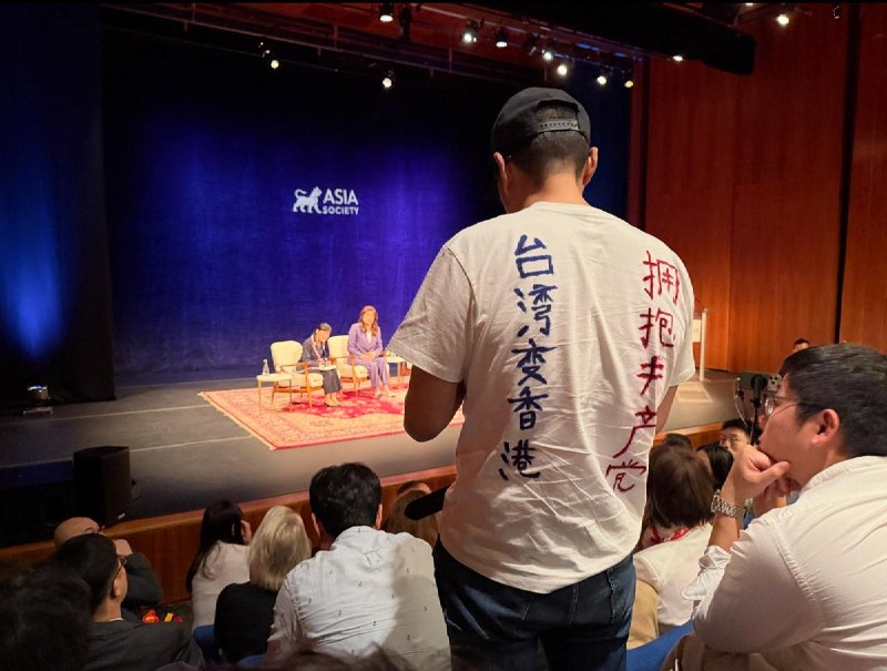 6月8日，国民党主席郑丽文在纽约出席活动，现场一名男子身穿“拥抱共产党，台湾变香港”的体恤进行抗议
