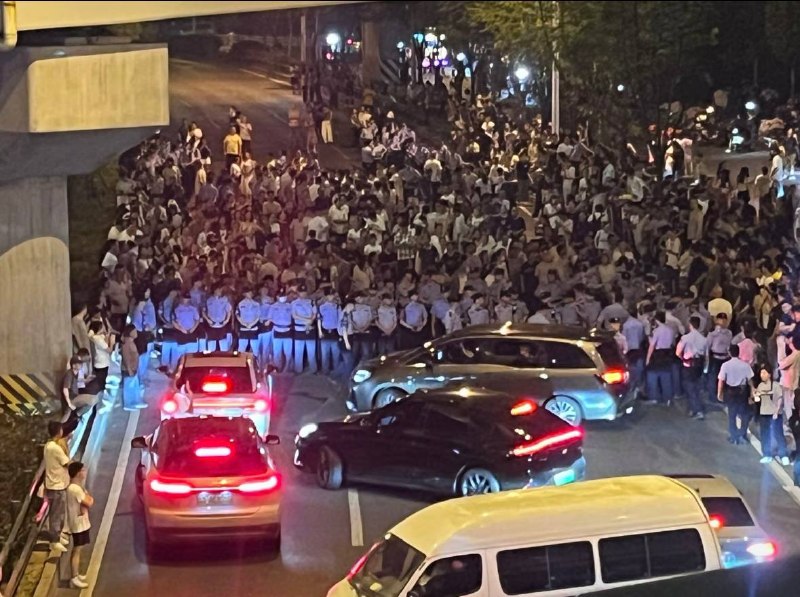 【合肥爆发反垃圾站堵路抗议】后续，大批警察和便衣在道路上组成人墙，对周边道路实施临时封控