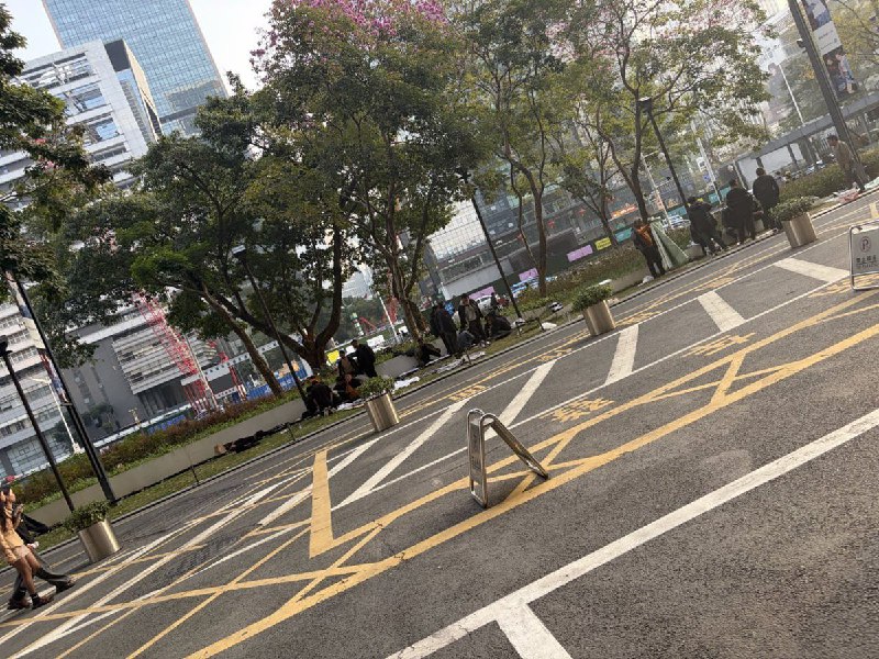 网友投稿：1月28日，深圳华润置地大厦门前，多名工人因企业拖欠薪资聚集讨要工资