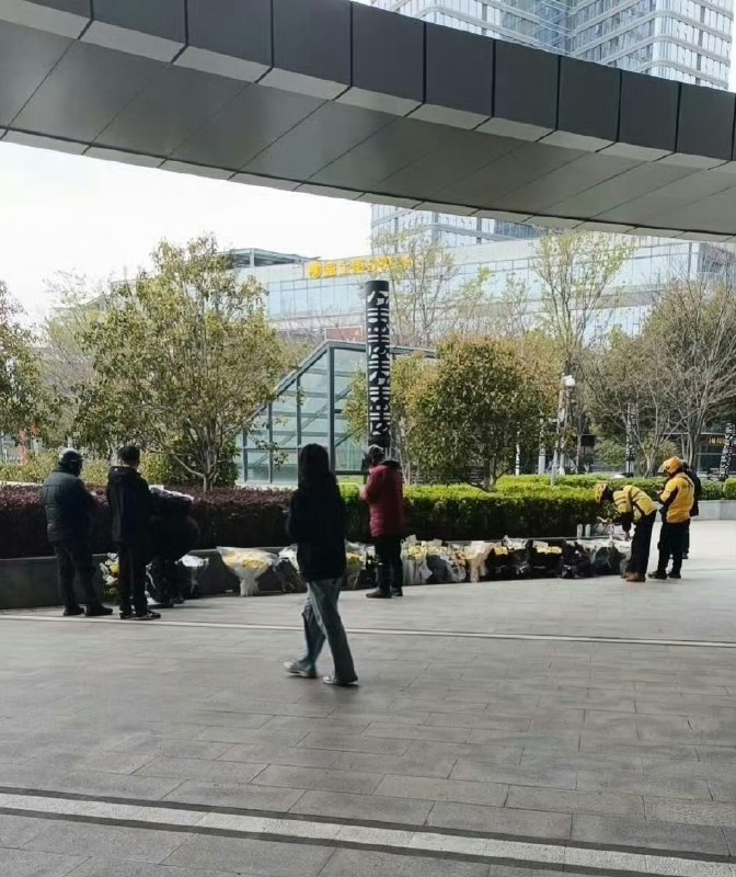 3月26日，张雪峰公司楼下摆满了鲜花