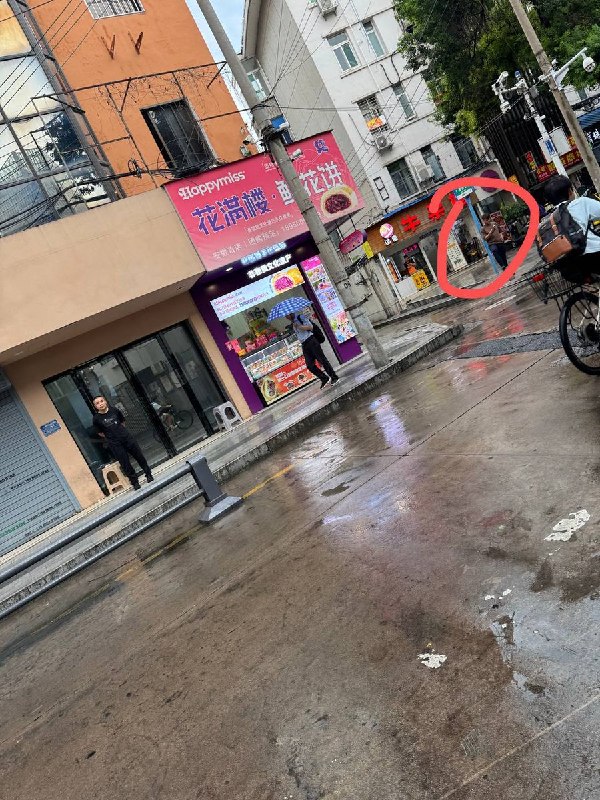 网友投稿：李克强故居边上全是便衣警察，网友一掏出手机，警察从四面八方围上来、不让拍照查看原文📝 引用推文:7月21日，有网友发现，小红书上一名用户发布了李克强生前画面，并配文：“我想，时间并不会冲淡对您的思念
