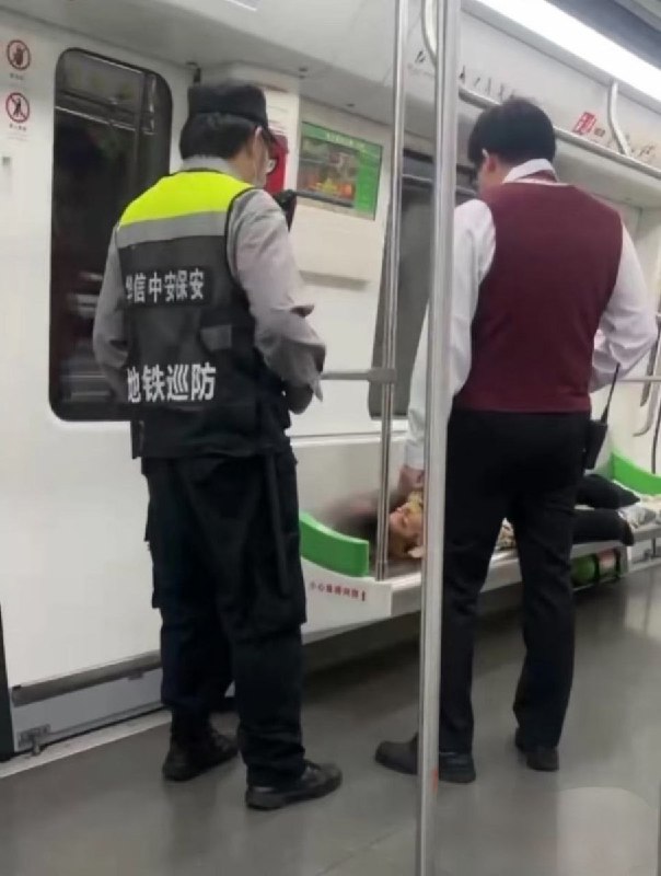 11月15日，南宁地铁 继12日的“大便哥”后 ，再次惊现离奇一幕