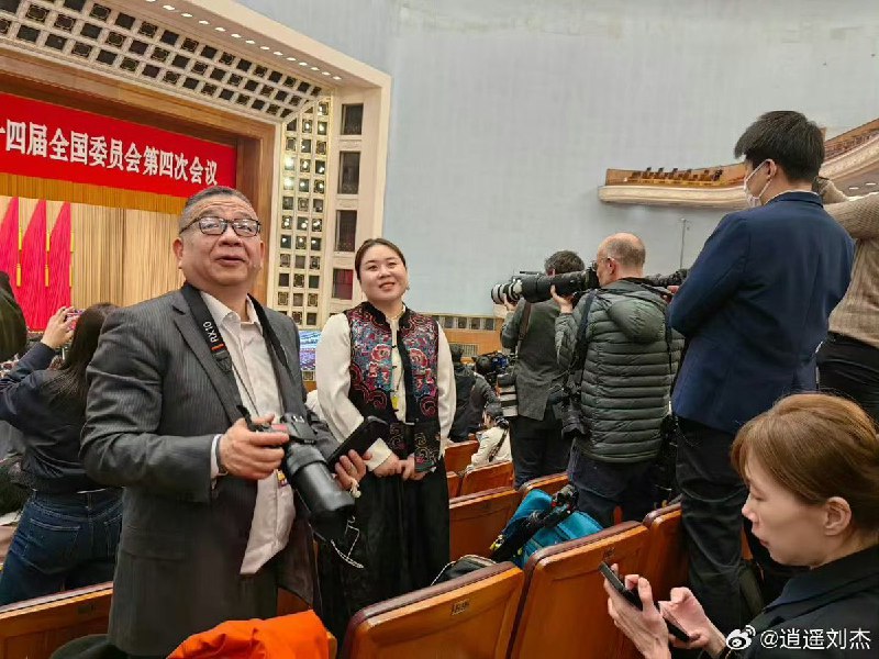 3月6日，有媒体报道称，今年两会现场成为中国智造的秀场，记者们的”长枪短炮”集体消失