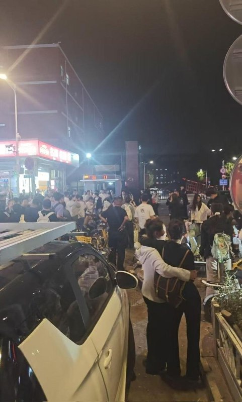 9月22日晚8:30分左右，山西省太原市小店区山西师范大学东门门口发生恶性伤人事件，一名男子疑因情感纠纷，在校门口将一名女生砍伤，致其血流不止