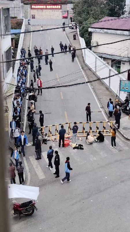 网友投稿10月22日，湖南株洲攸县三中一名男高三生从教学楼五楼跳下自杀，该学生已于10月28日死亡