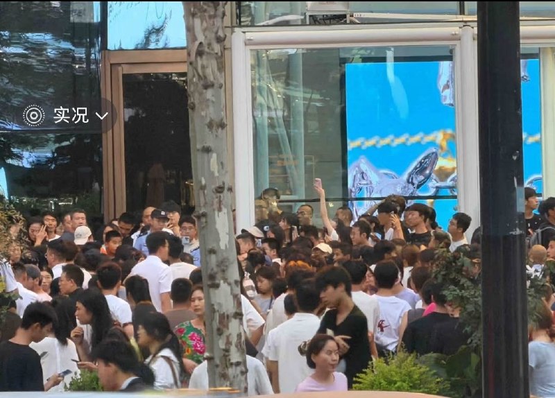 商场外停靠着大量警车，大量警察在现场，不让停留、不让拍照查看原文📝 引用推文:7月1日，西安赛格商场，一商户跳楼