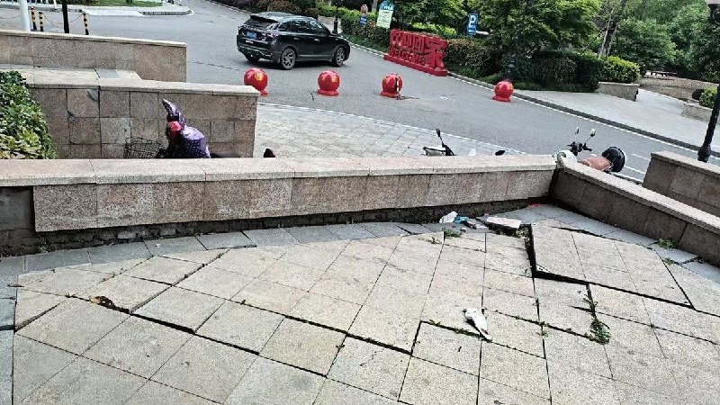 网友投稿:武汉市东西湖区恒大嘉园四期小区，多名业主反映，小区负二层在未通过验收的情况下交付使用，相关问题长期被隐瞒，已持续约八年，期间地下空间多次出现积水、疑似下沉等情况