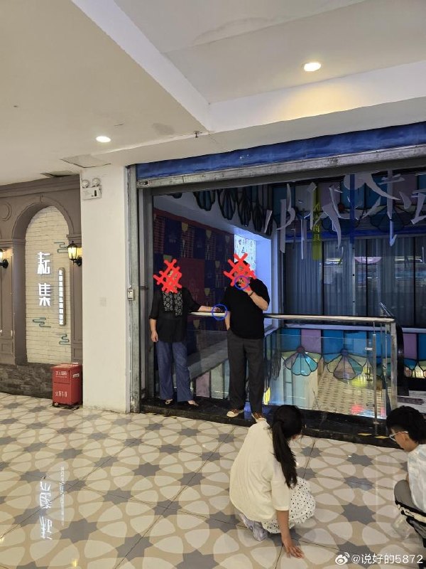 女子在商场劝阻吸烟后遭辱骂、尾随，质疑警方仅要求双方“互删视频”近日，江苏省南京市玄武区一商场内，一名女子发视频称，自己在电梯口附近看到一男一女吸烟，附近还有儿童，便上前提醒对方：“商场内不能抽烟，要么把烟熄了，要么到外面抽