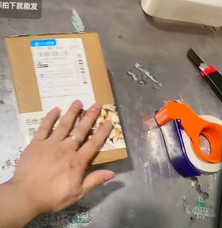 7月25日，某网购平台商家把每一个快递都贴上了声援旺旺的贴纸，商家说也许一点用没有，但是不知道怎么做才能有用，只能做到这些了，呼吁大家保护动物
