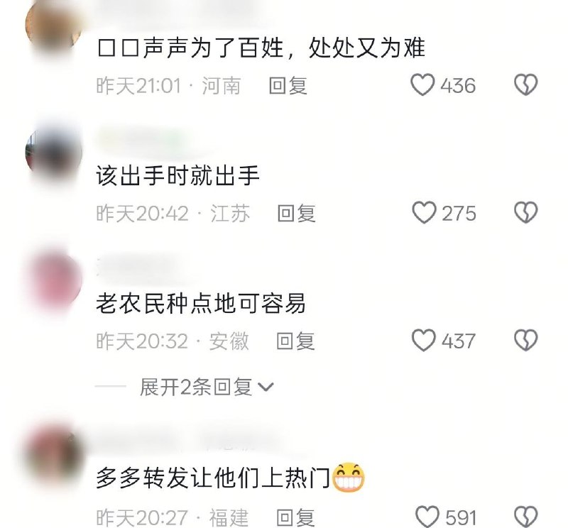 7月28日，江苏南通，街头发生一起疑似瓜农与城管执法的冲突事件，一辆小货车停在路边，满地的西瓜被砸碎，红色的瓜瓤散落一地