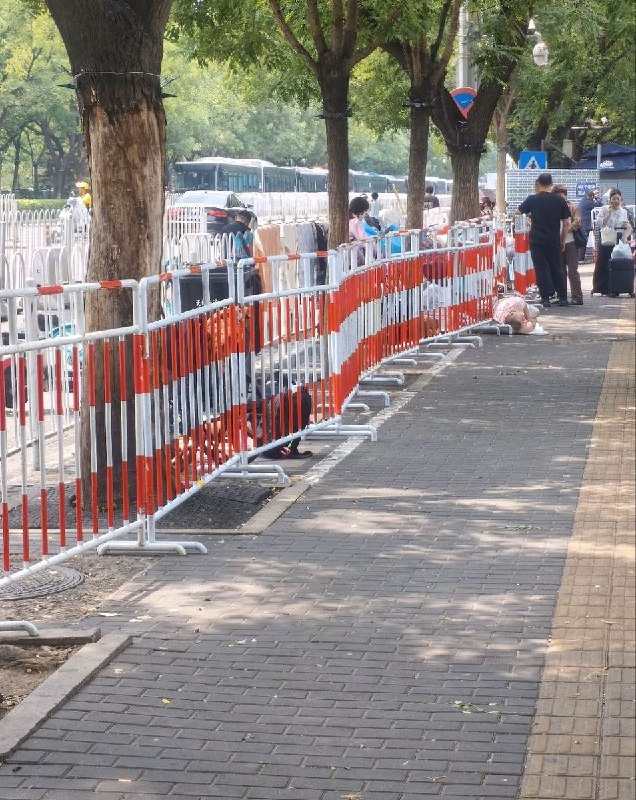 7月1日，信访新规正式实施，北京永定门，大量信访者因没有省级文书或相关证明被劝离，现场排队人数大幅减少