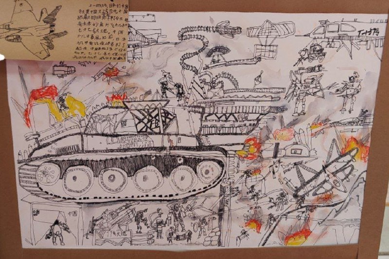 网友投稿：北京某绘画教育机构趁着这波反日风潮举办主题画展，开展仇日教育并组织儿童学员创作了一系列“中日战争”战场假想图题材的作品