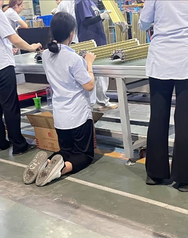 6月24日，广东，网友曝光某空调内机散热器工厂，由于工作要求“站班”没有凳子，一名员工站久累了之后只能选择跪着工作