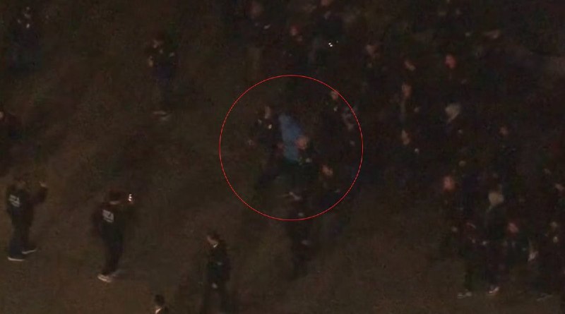 马杜罗在FBI探员的押解下走出飞机查看原文📝 引用推文:刚刚，装有马杜罗的飞机抵达纽约查看引用原文
