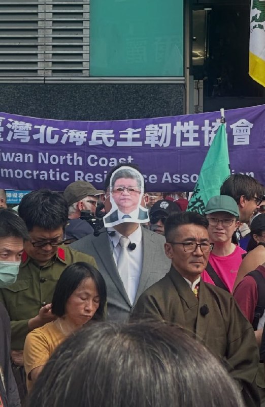 5月23日，台北挺军购游行上的习近平查看原文📝 引用推文:5月23日，台湾公民阵线、台湾经济民主连合等民间团体发起「挺军购、救国防」游行