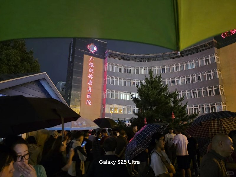 6月22日晚，大量广德民众自发前往当地医院，悼念在车祸中去世的孩子