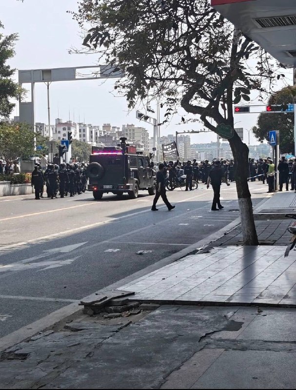 3月25日，广东信宜，大量特警集结并包围现场聚集的群众，还有大量特警赶来驰援查看原文📝 引用推文:3月25日，广东省信宜市，上街抗议政府修建殡仪馆的群众再次和警察爆发冲突，有多名群众遭到殴打