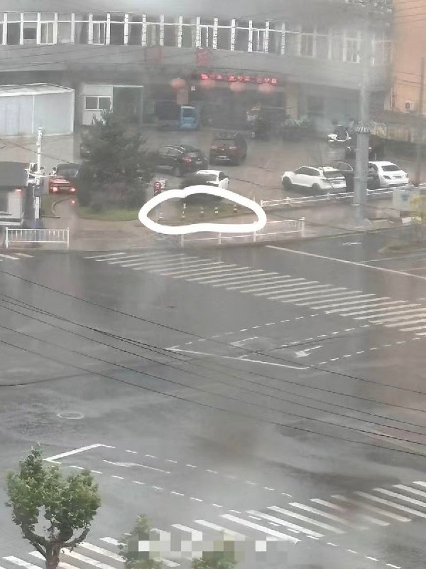 6月22日，广德建桥康复医院附近，网友反映现场鲜花已被清理，人群也被疏散，并设置了警示牌