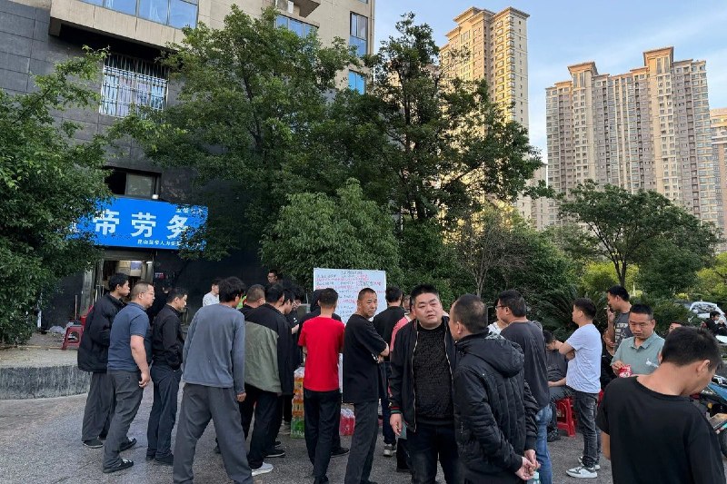 机器人进厂，工人睡公园：中国“最富县”的产业升级7月11日，据《纽约时报》，报道，曾生产全球约三分之一笔记本电脑、连续20多年位居中国“最强县”前列的江苏昆山，如今出现大批失业工人聚集公园等待日结工作，部分人找不到活，只能睡在长椅、帐篷和灌木丛旁