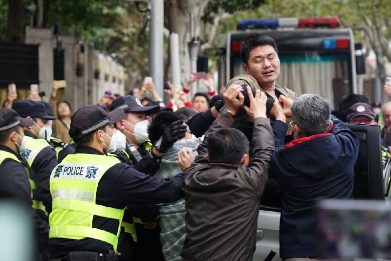 三年前乌鲁木齐中路的“鲜花哥”，发文回忆白纸运动查看原文📝 引用推文:我的白纸运动记录