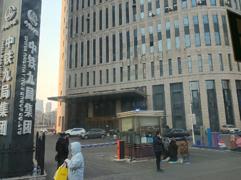 2月13日，沈阳中铁九局门口，一名工人当街下跪讨薪查看原文