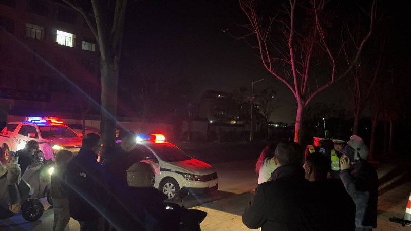 网友投稿：1月8日，景德镇市浮梁县湘湖镇，动用了全浮梁县的警察封路