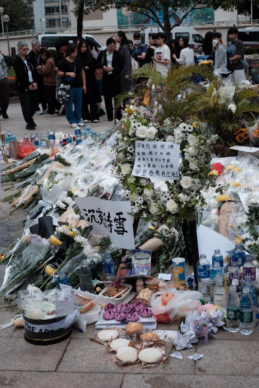 12月2日，台湾陆委会主委邱垂正前往由在台港人自发设置的吊唁点吊唁香港大埔宏福苑大火受难者