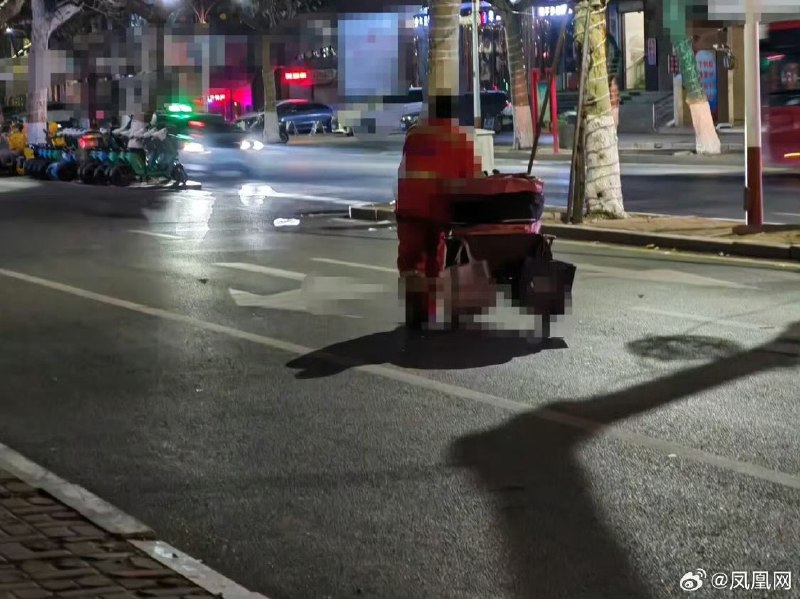 环卫工人时薪仅3元，甚至不如充电宝2月11日，据凤凰网报道：月薪仅2000元的环卫工人，正被困在无形的“电子镣铐”之中