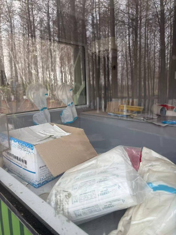 网友投稿：江苏扬州的扬子郊野公园，网友发现了一处未拆的核酸检测亭，里面甚至还有一盒待做化验的样品