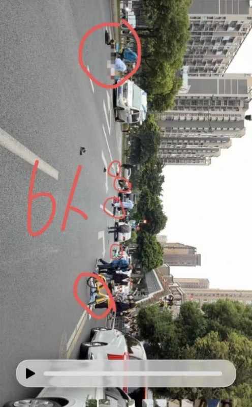 成都无差别撞人事件现场画面在一个路口就有至少6人被撞查看原文📝 引用推文:突发！慎入！5月1日下午5点，成都发生无差别撞人事件视频显示，在天府四街至银泰城方向，一辆灰色轿车突然加速冲向等待红绿灯的人群，随后在路上到处撞击行人