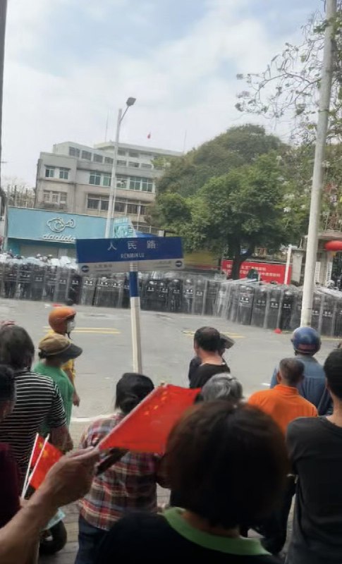 信宜《人民路上打人民》查看原文
