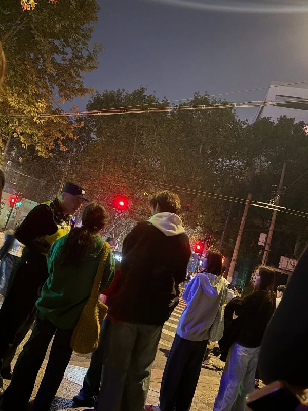 10月31日，上海巨鹿路有人装扮成马里奥，被警察拦下登记身份证、拍照，还被问是哪所学校的，甚至还被要求联系家长