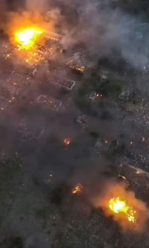 5月5日，有网友放出浏阳爆炸烟花厂的前后对比图：查看原文📝 引用推文:5月4日下午，湖南浏阳市华盛烟花厂发生爆炸，视频显示，爆炸形成的灰白色烟柱直冲百米天空