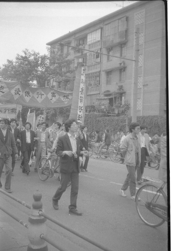 #你没看过的六四 系列图片展5在六四37周年即将到来之际，我们与 中国人权 @hrichina 和人道中国 @HChina89 共同推出的 #你没看过的六四 珍贵历史图片展，继续为您呈现