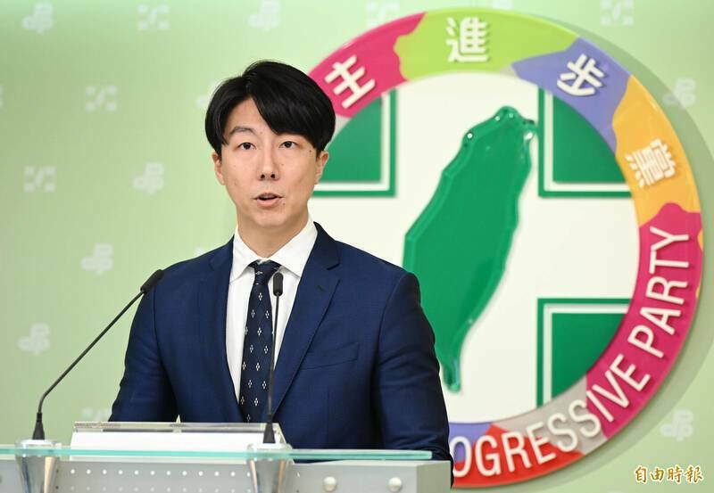 后续，10月29日，民进党发言人吴峥批评，萧旭岑赴中时引用特定媒体民调，刻意营造台湾支持两岸对话的假象，企图在北京面前替国民党加分，然他避而不谈的是，台湾人民所主张的是在对等与尊严的基础上，由中国与台湾的民选合法政府展开交流，而非国共绕过政府的密室协商、私相授受