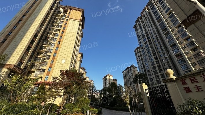 5月29日，据国内媒体报道，贵州贵安新区群升大智汇思雅郡B4栋住户向媒体反映，小区地下停车场长期积水、恶臭难闻，影响业主出行和日常生活