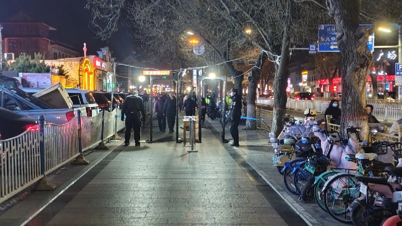 网友投稿12月25日，河北保定天主教堂现场的警察和便衣比群众还多