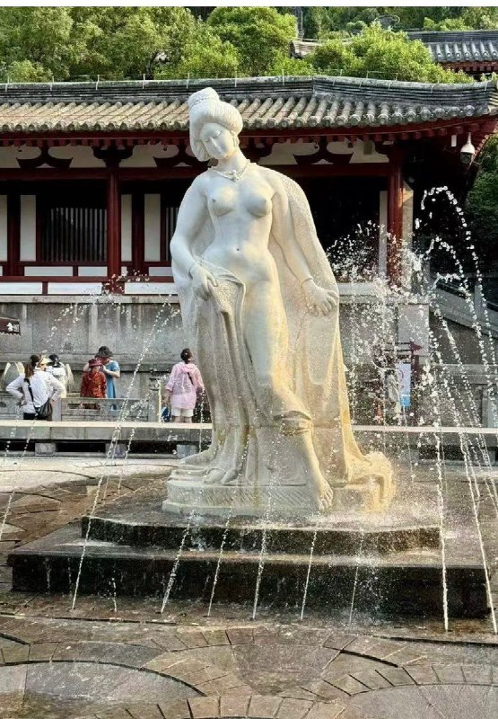 1月14日 ， 继辽宁大连中央大道梦露雕像被撤除一事后，近日西安临潼华清池景区内的“贵妃出浴”裸体雕像再次成为网络热点话题