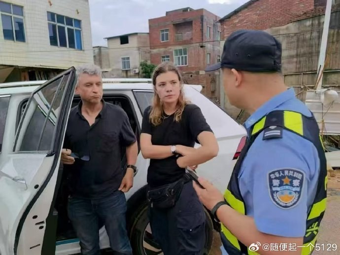 【事实核查】网传广西横州“排查外国记者”微信截图，以及网传为“黑记者”的两位记者，左侧为法新社（AFP）驻华资深图片记者Greg Baker，右侧为法新社驻华文字/视频记者Agatha Cantrill（X 账号：@aggichristiane ）