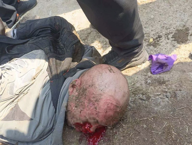 【血腥警告】网友投稿：北京房山大集，报复社会的铲车司机被群众从铲车拉出、胖揍一顿后，被群众踩在脚下查看原文📝 引用推文:网友投稿：3 月 29 日 12 点，北京市房山区大韩继大集，疑似有人报复社会开铲车冲撞人群，据现场视频显示多名摊贩和路人被撞倒在地，生死不明