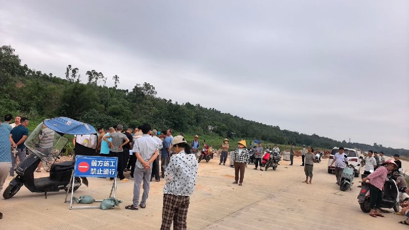 5月9日，广西省壮族自治区北海市合浦县白沙镇沙尾村，村民聚集维权，村民反映：2012年征收办已将四百多万打到村委账户，但村委至今却未向村民支付征地款