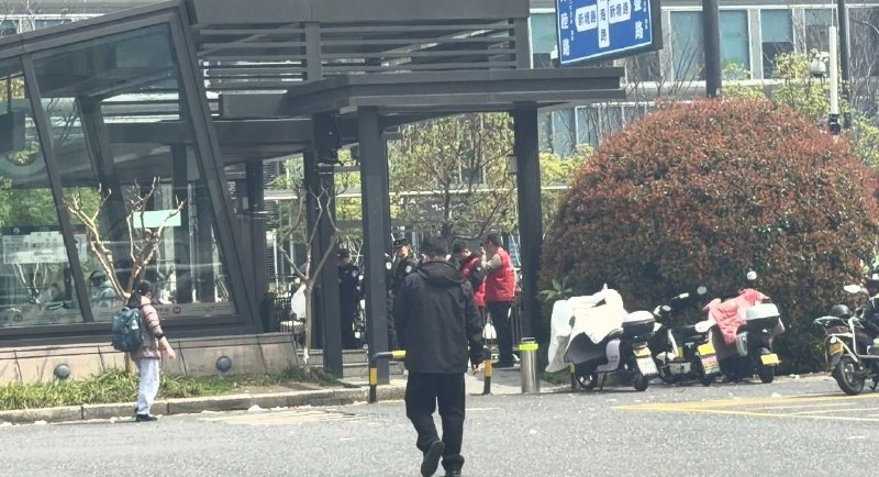 网友投稿：3月23日，浙金中心及接待点附近依旧戒备森严！官方通稿里浙金事件“稳步推进”“井然有序”，数据罗列清晰，看似形势一片大好