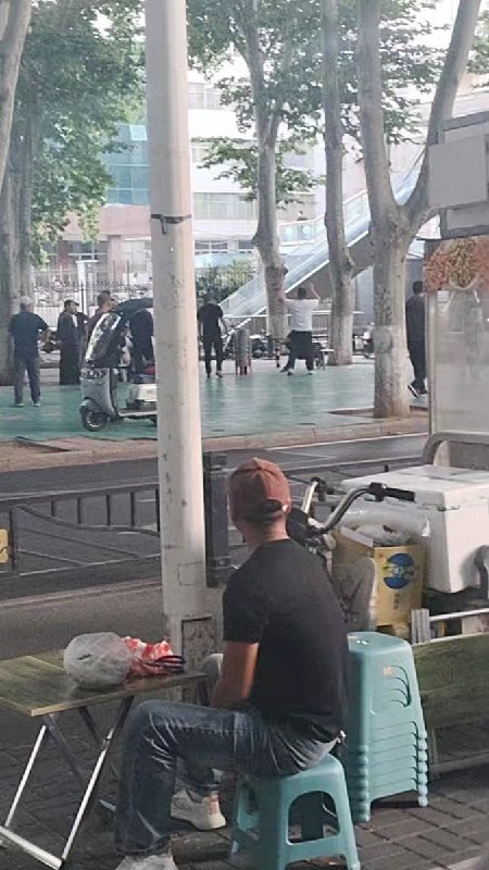 网友投稿：河南科技大学跳楼学生的更多细节有学生在小吃街买饭，听到家长维权大喊“河南科技大学，俺小孩死了学校不管不问”，而后家长被警察带走