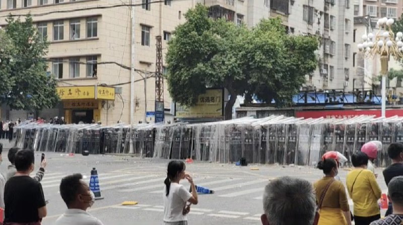 信宜市政府门口的防暴警察站成人墙