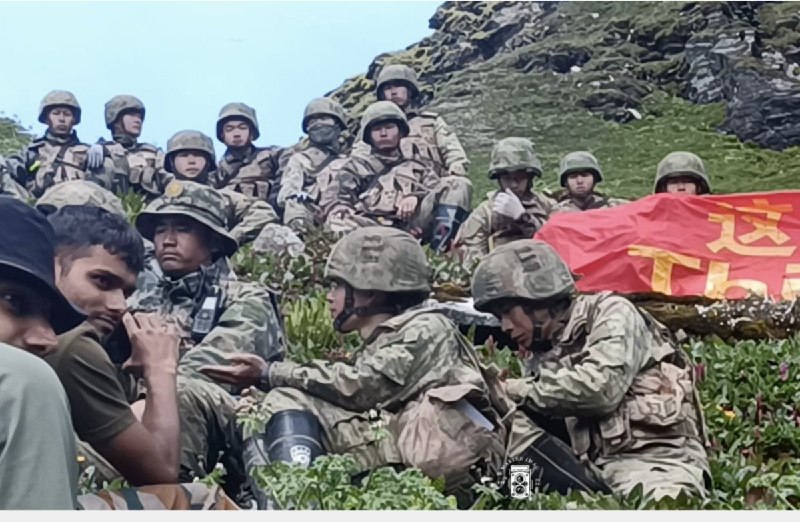 印度媒体公布的更多今年7月下旬中印边境对峙画面查看原文📝 引用推文:10月24日，一段视频画面显示，中国解放军与印度军队在边境产生对峙