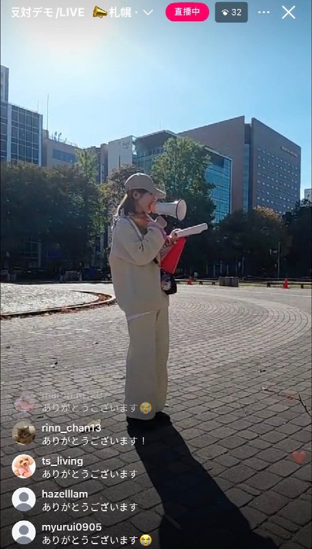 日本札幌民众集会声援“旺旺”，横幅呼吁“让世界善待所有生命”10月18日，日本札幌民众聚集，声援广东揭阳遭虐杀的流浪母狗“旺旺”及其幼犬