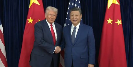 10月30日，中美元首会峰会开始前，特朗普同习近平握手合影
